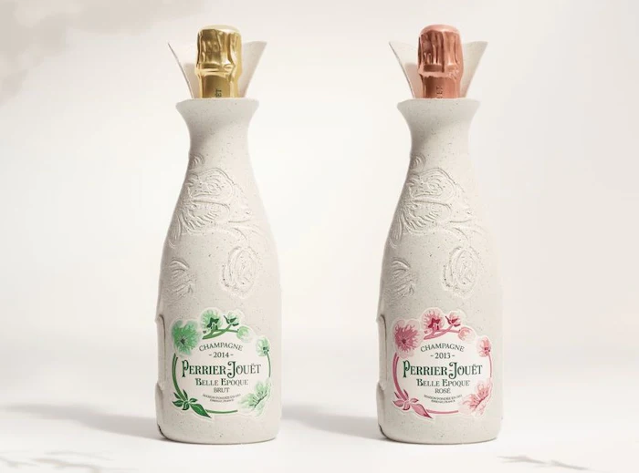 Champagneflaske pakket ind i papirmasse og vinskud